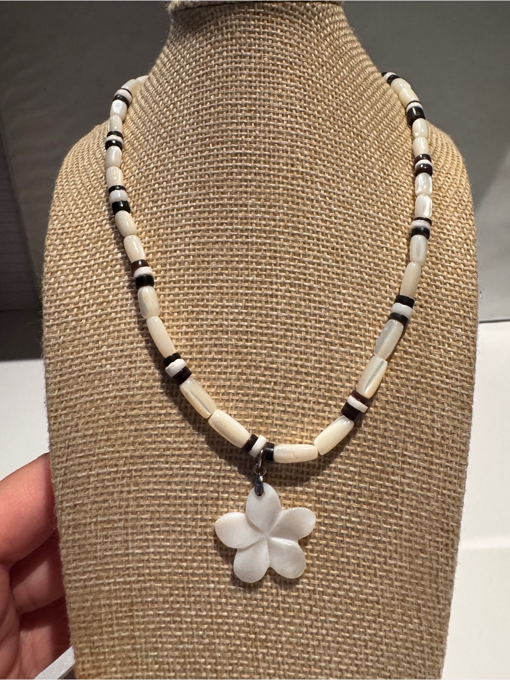 White Floral Shell Pendant Bead Necklace - Women Jewelry